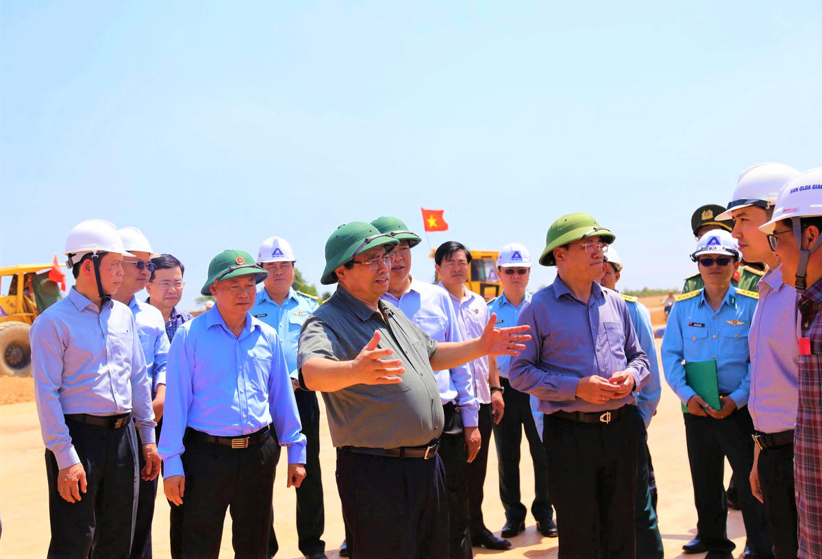 Thủ tướng Chính phủ Phạm Minh Chính kiểm tra tiến độ thi công dự án đường cất hạ cánh số 2 Cảng hàng không Phù Cát. Ảnh: Tấn Thành.