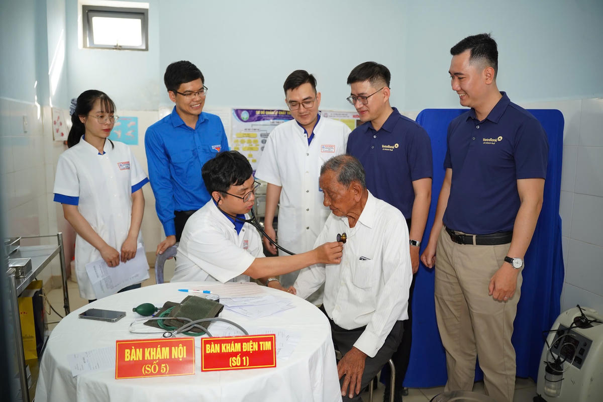 Khám, cấp phát thuốc miễn phí cho người dân. Ảnh: T.T.