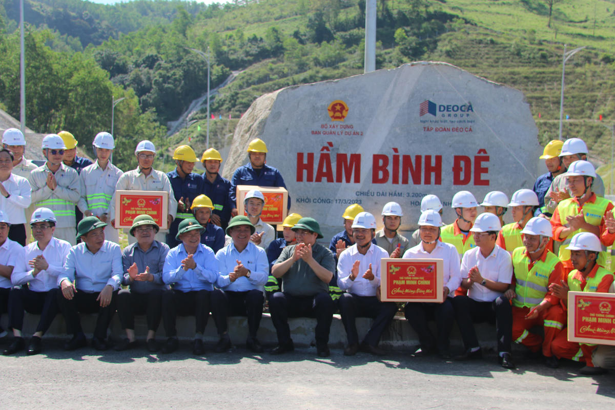 Thủ tướng Chính phủ Phạm Minh Chính chụp hình lưu niệm cùng kỹ sư, công nhân và nhà thầu của dự án. Ảnh: Tấn Thành.