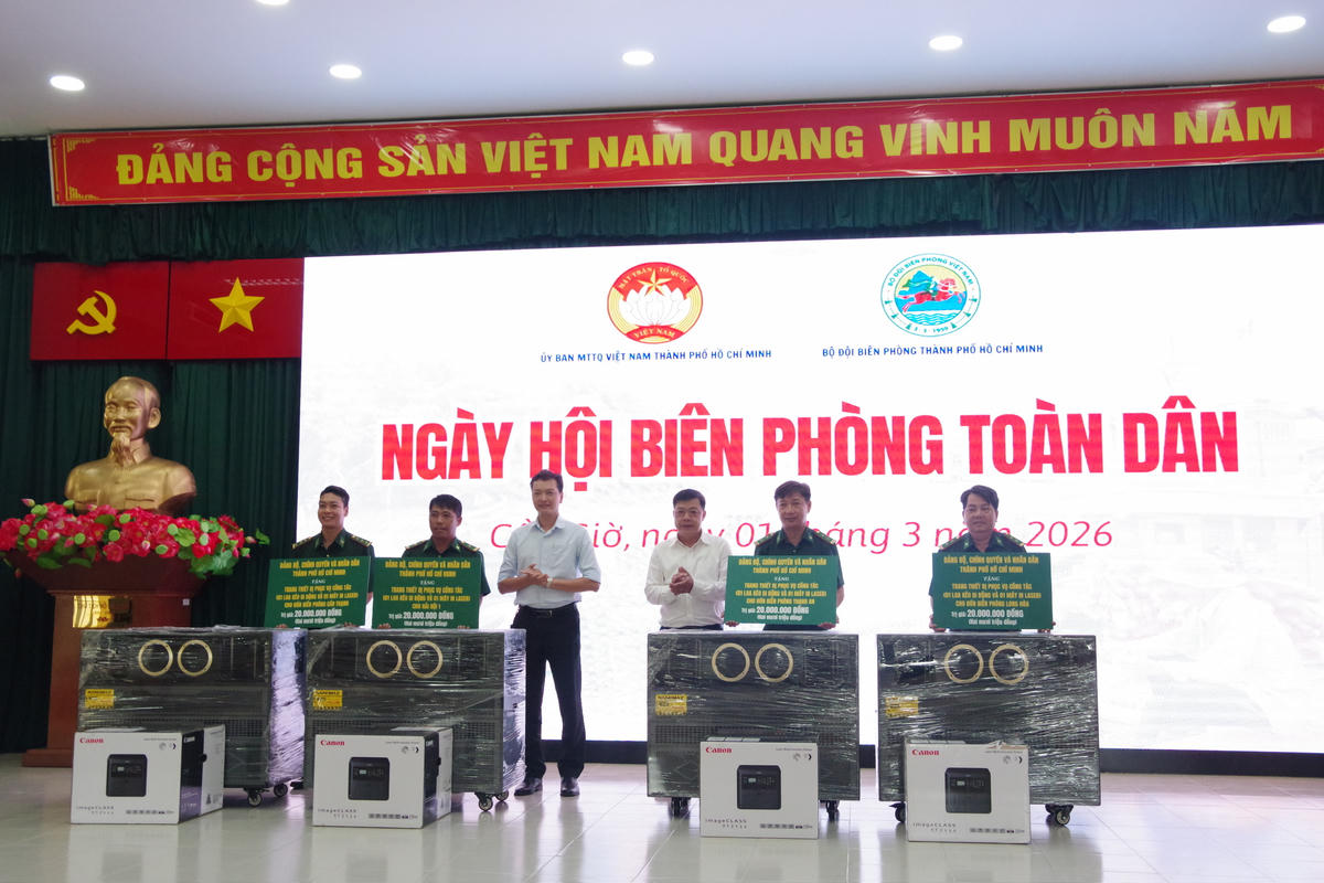 Ban Tổ chức tặng trang thiết bị cho các đơn vị Biên phòng. Ảnh: Văn Danh.