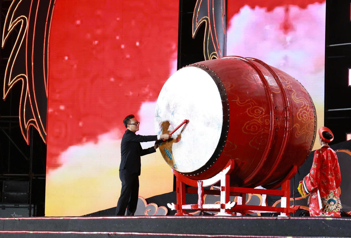 Bí thư Tỉnh ủy Hưng Yên Nguyễn Hữu Nghĩa đánh trống khai hội lễ hội Đền Trần Hưng Yên xuân Bính Ngọ. Ảnh: Tất Đạt.