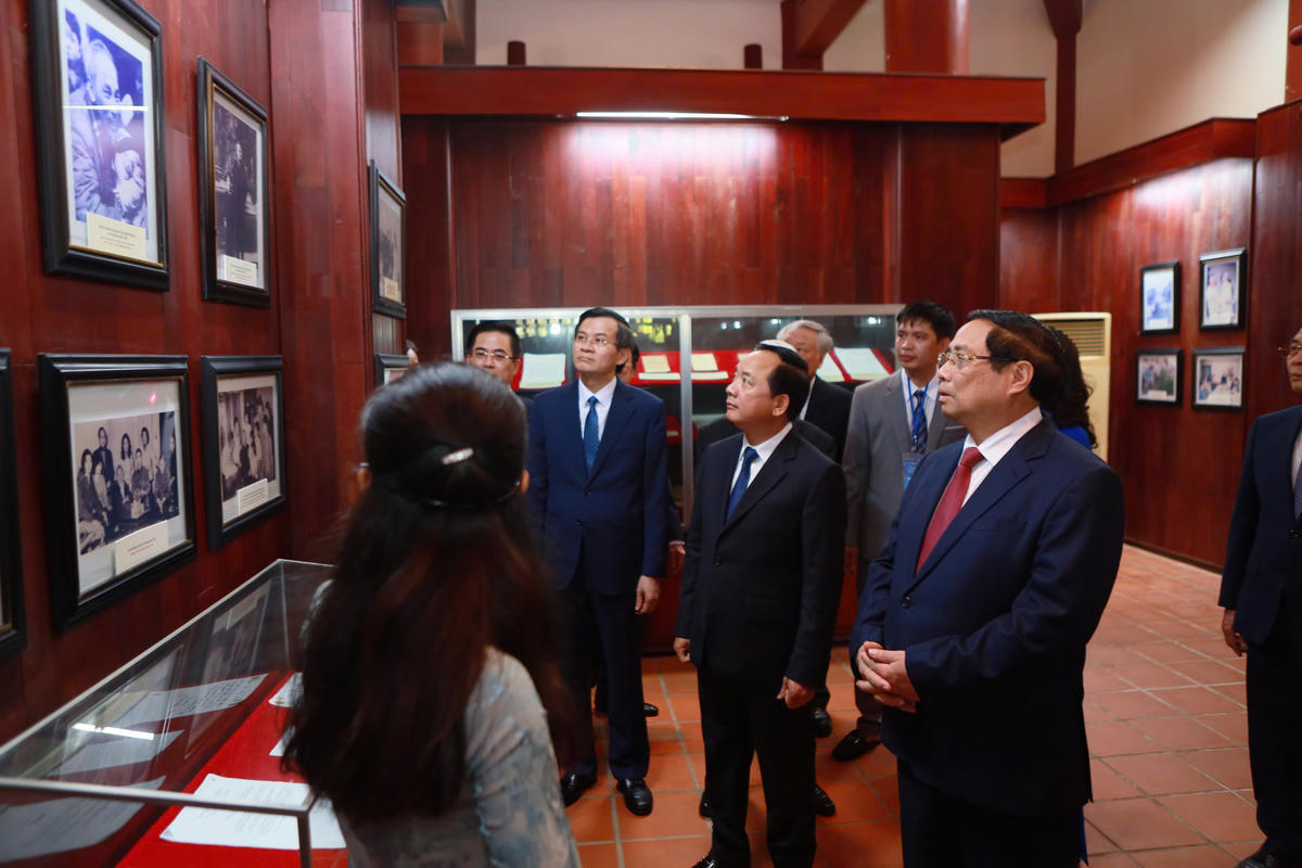 Thủ tướng Chính phủ Phạm Minh Chính tham quan Khu lưu niệm Thủ tướng Phạm Văn Đồng. Ảnh: Chí Đại.
