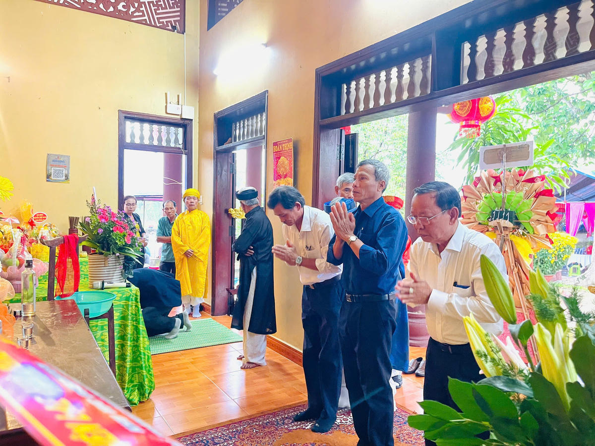 Người dân thành kính dâng hương tưởng nhớ đến Bà Chiêm Sơn. Ảnh: CTV