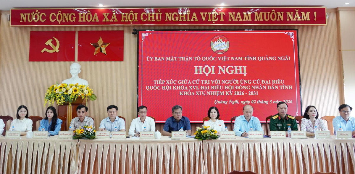 Các ứng cử viên ĐBQH khóa XVI và HĐND tỉnh khóa XIV, nhiệm kỳ 2026-2031 tiếp xúc cử tri tại phường Nghĩa Lộ. Ảnh: CV.
