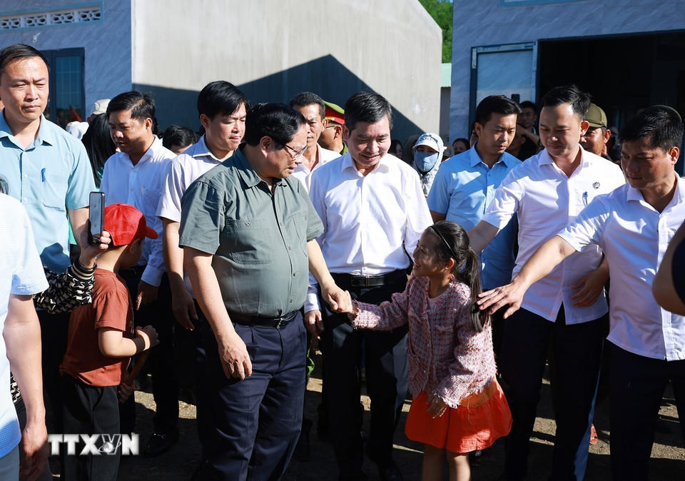 Trong chuyến công tác tại Miền Trung, ngày 1/3/2026, Thủ tướng Phạm Minh Chính đã đến thăm, chúc Tết nhân dân Khu Tái định cư xã Tuy An Tây, phía Đông tỉnh Đắk Lắk. Khu Tái định cư được triển khai cấp thiết trong “Chiến dịch Quang Trung” thần tốc xây dựng lại, sửa chữa nhà ở cho các gia đình có nhà bị thiệt hại do thiên tai, bão lũ vừa qua tại miền Trung. (Ảnh: Dương Giang/TTXVN).