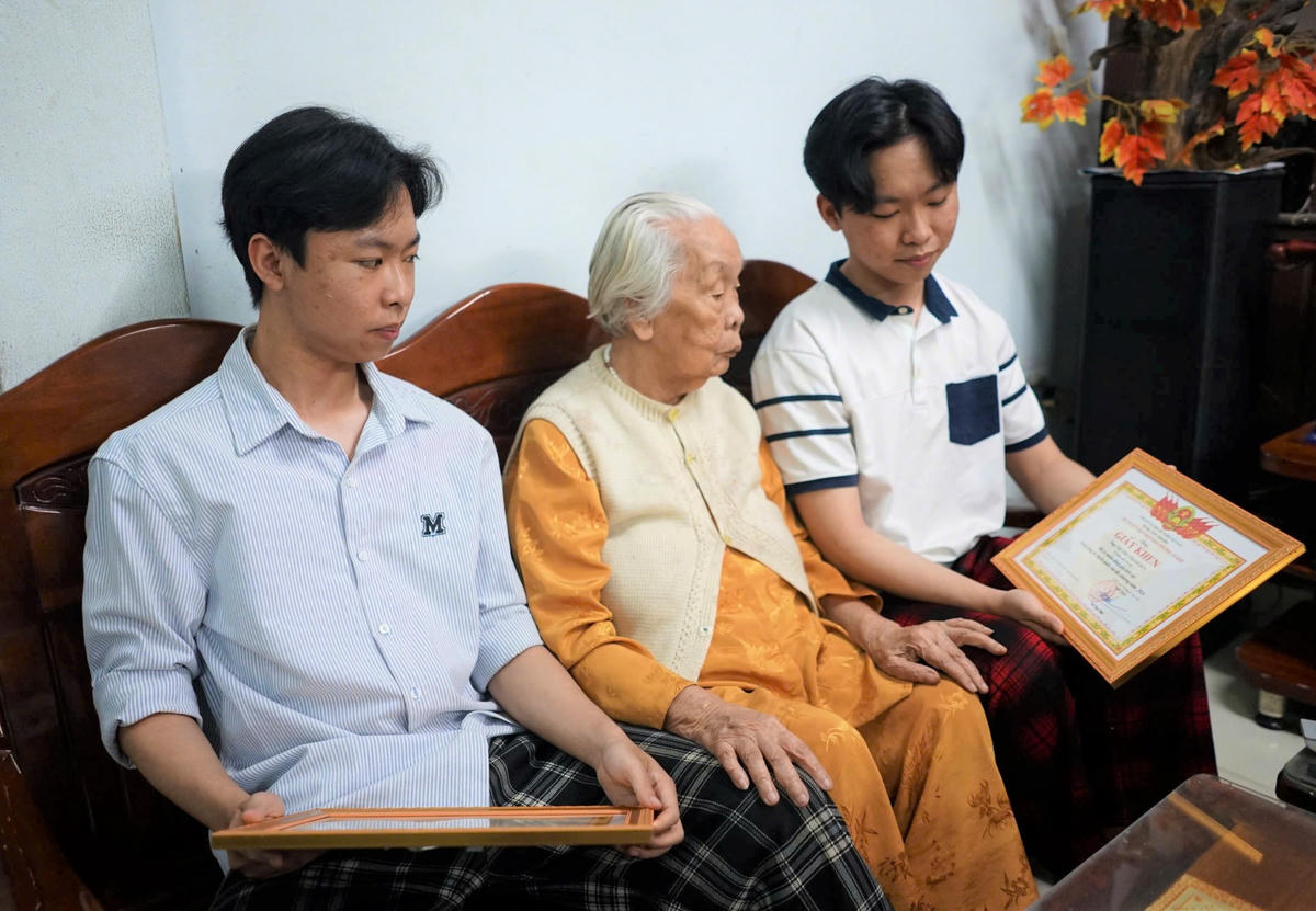 Hai anh em sinh đôi Trương Thanh Hoàng và Trương Thanh Huy chuẩn bị lên đường nhập ngũ. Ảnh: CV.