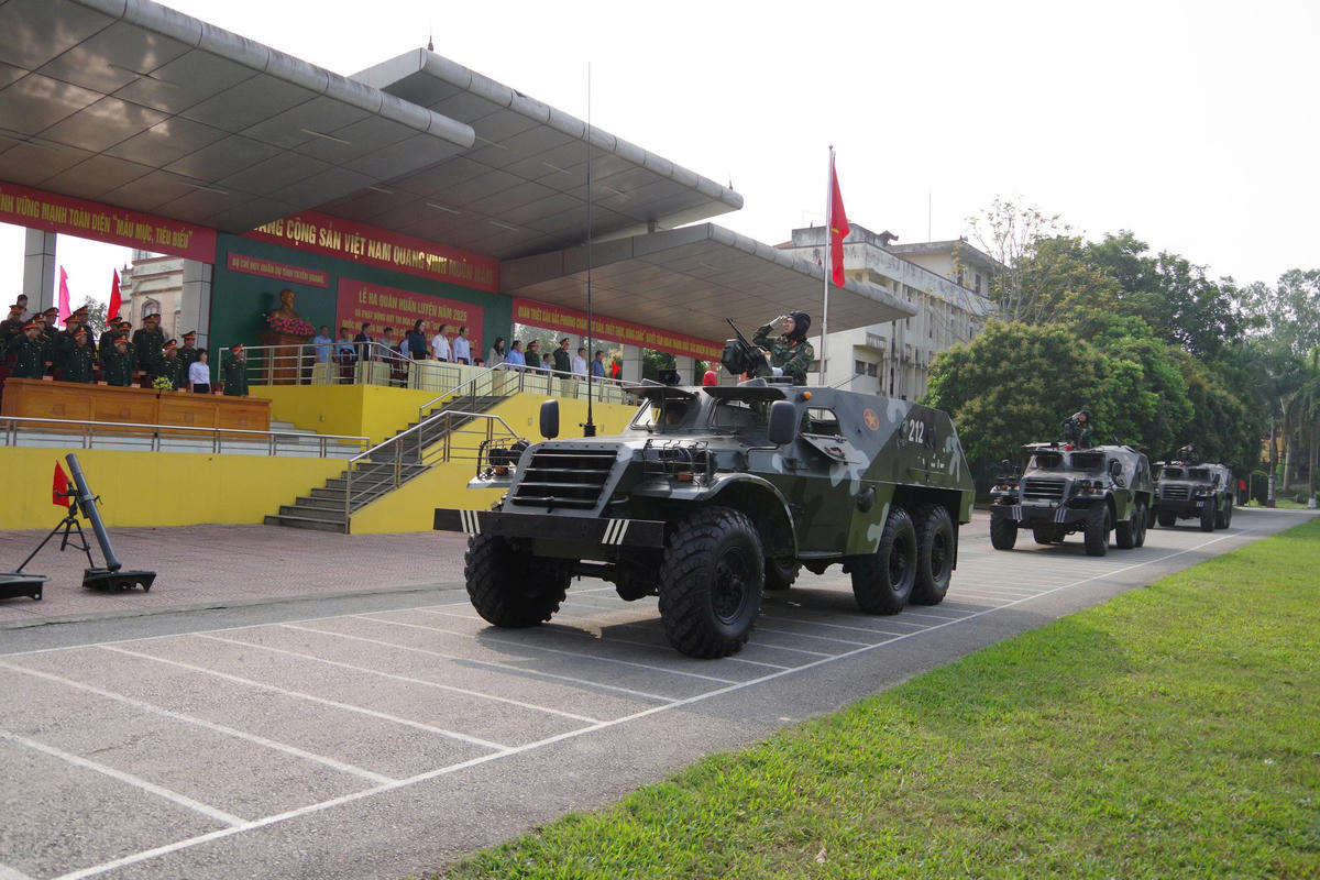 Đội hình xe Thiết giáp của Đại đội Trinh sát- cơ giới diễu hành trong Lễ Ra quân huấn luyện.