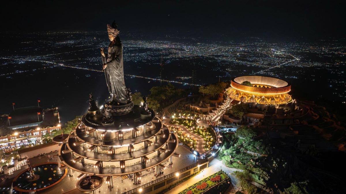 Khung cảnh về đêm linh thiêng trên đỉnh núi Bà. Ảnh: Sun World Ba Den Mountain