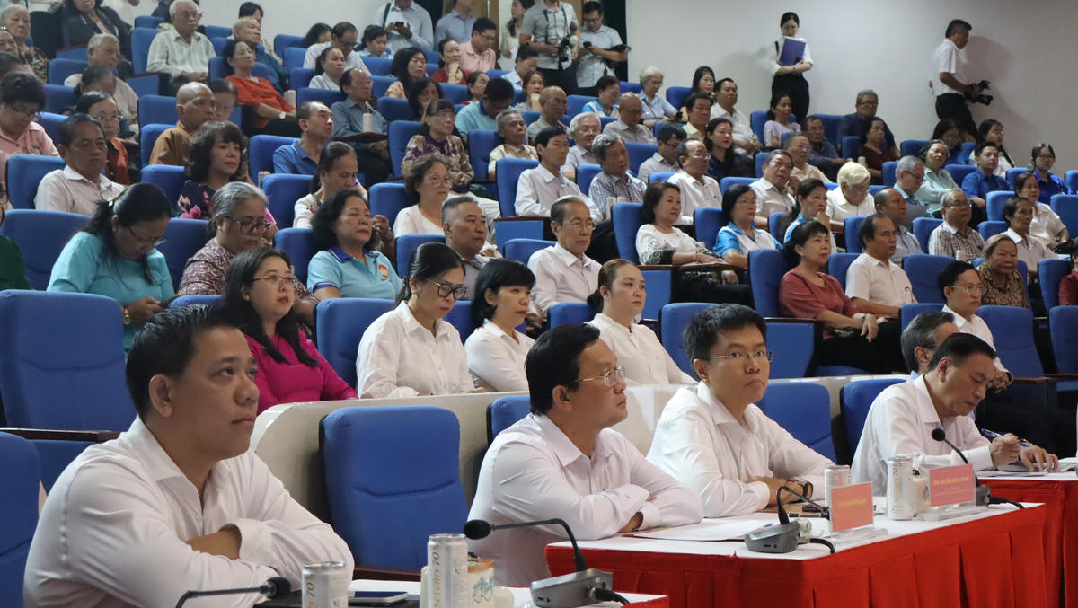 Đông đảo cử tri của 3 phường Bàn Cờ, Xuân Hoà, Nhiêu Lộc tham dự hội nghị. Ảnh: Hồng Phúc.