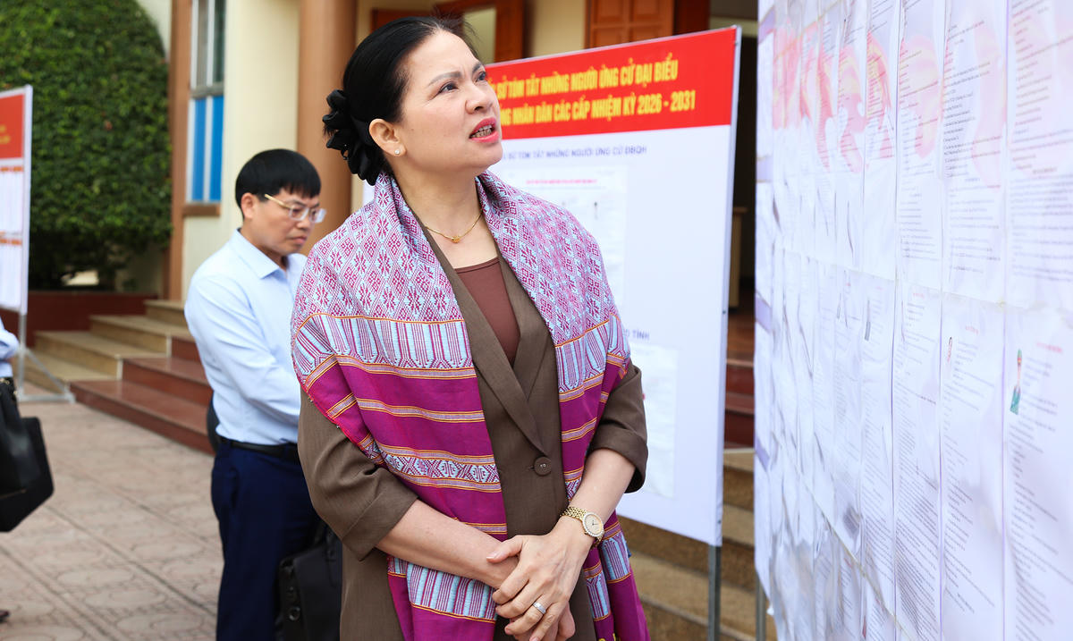 Phó Chủ tịch - Tổng Thư ký Ủy ban Trung ương MTTQ Việt Nam Hà Thị Nga xem danh sách các ứng cử viên đại biểu Quốc hội và HĐND các cấp.