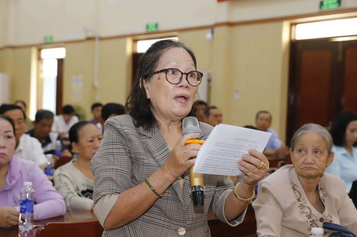 Cử tri&nbsp;phường Tân Châu phát biểu ý kiến. (ảnh: P.H)