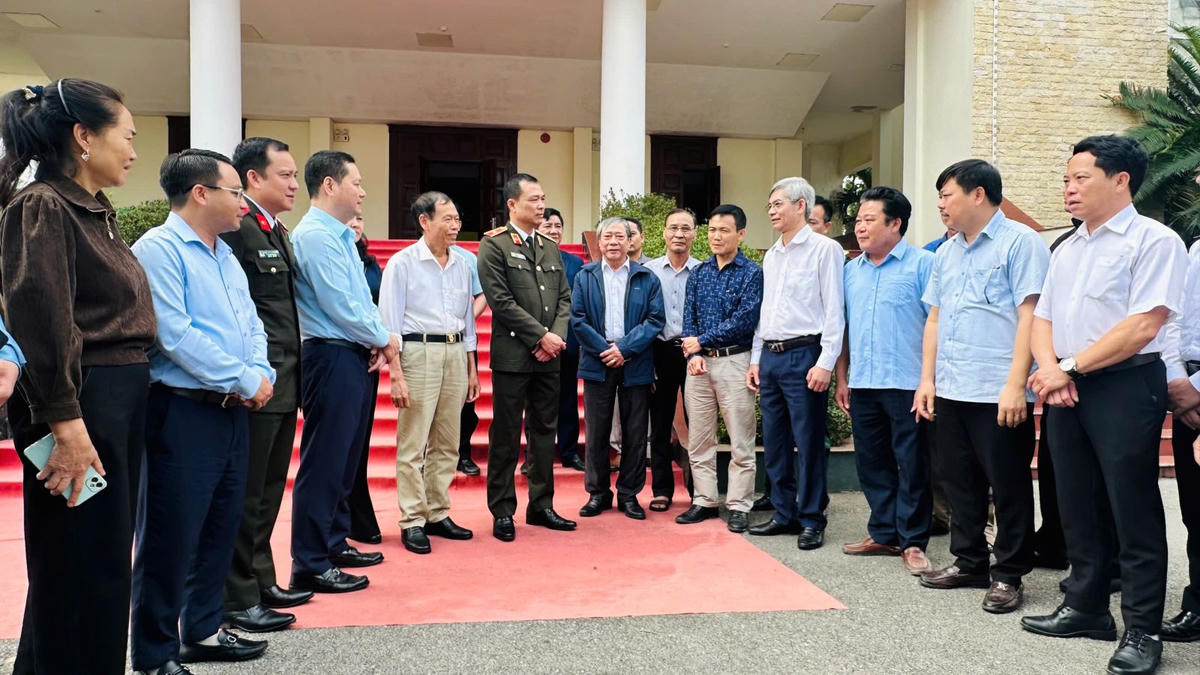 Thiếu tướng Tô Anh Dũng trao đổi với các cử tri sau hội nghị. Ảnh: CATH