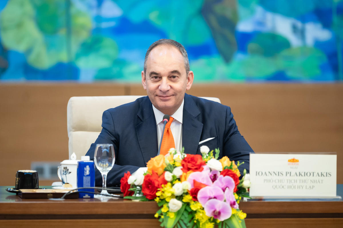 Phó Chủ tịch thứ nhất Quốc hội Hy Lạp Ioannis Plakiotakis phát biểu tại cuộc tiếp. Ảnh: Phạm Thắng