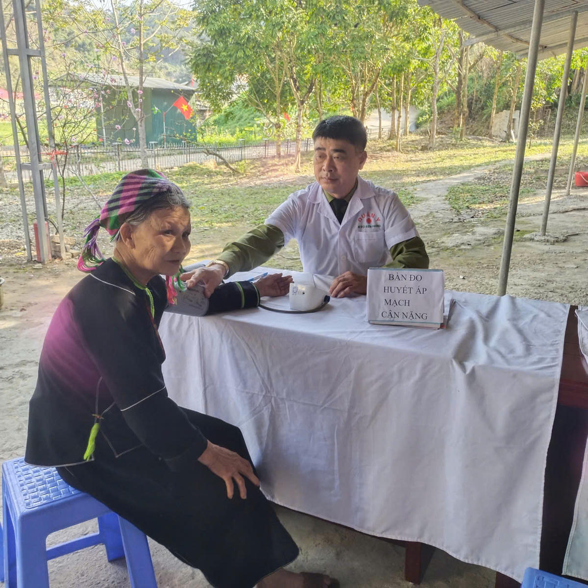 Cán bộ Biên phòng khám bệnh miễn phí cho bà con nhân dân khu vực biên giới.