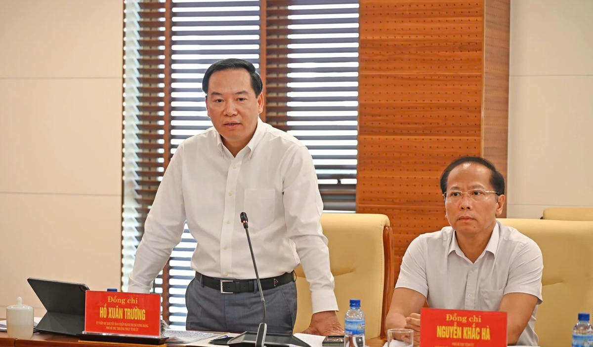 
Ông Hồ Xuân Trường, Phó Bí thư Thường trực Tỉnh ủy Khánh Hòa, phát biểu tại cuộc họp. Ảnh X.H
