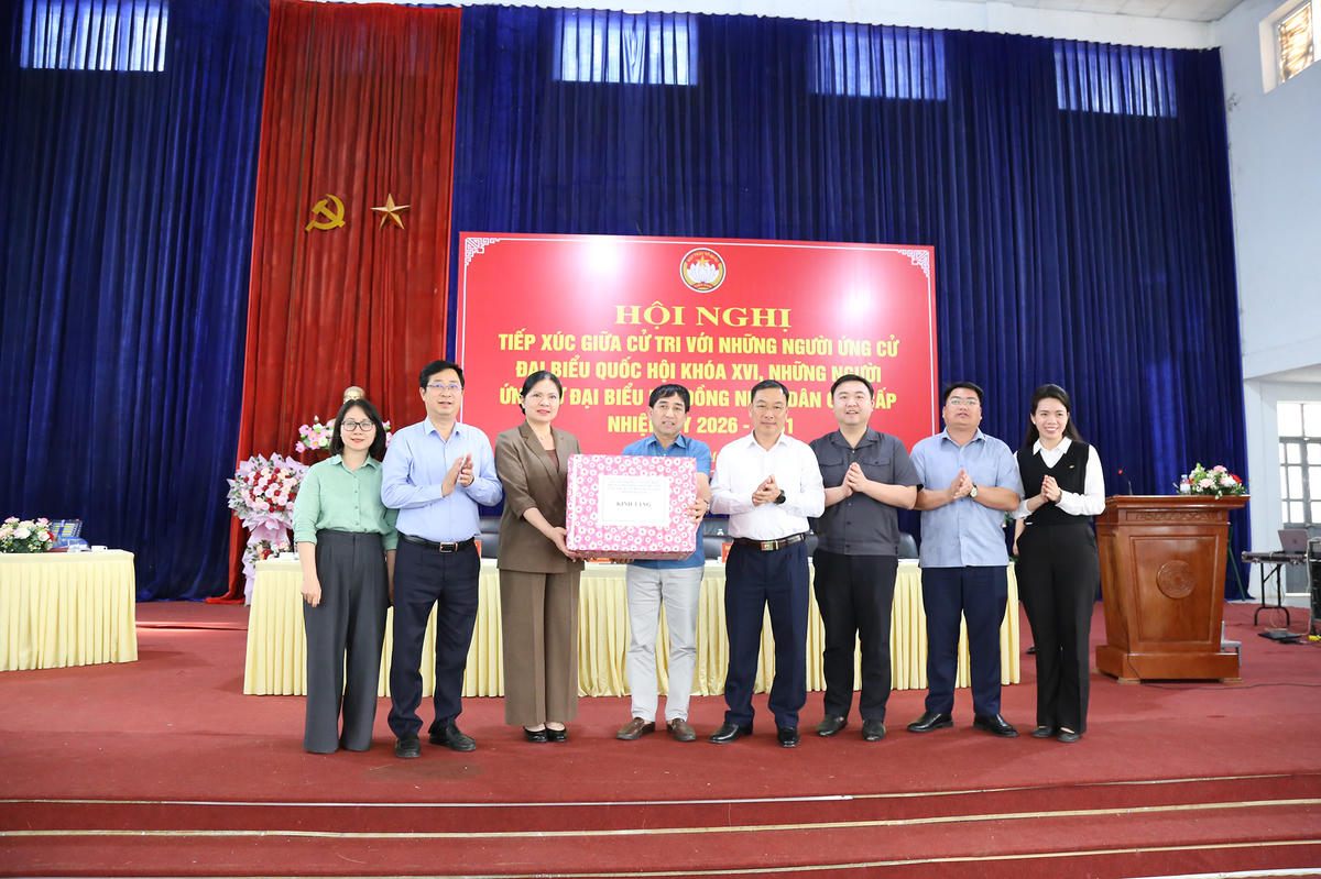  Phó Chủ tịch - Tổng Thư ký Ủy ban Trung ương MTTQ Việt Nam Hà Thị Nga tặng quà cho Trung học Phổ thông Mường Than.