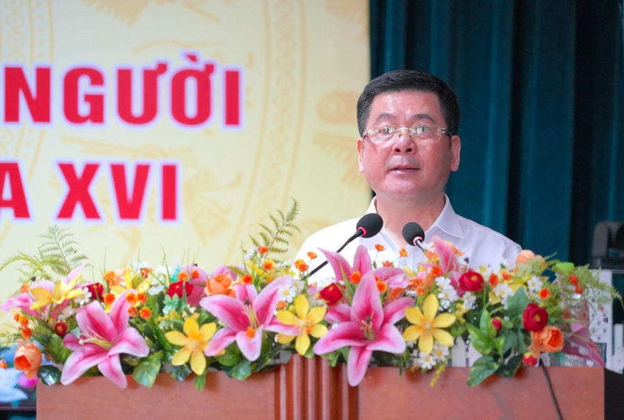 Ông Nguyễn Hồng Diên, Phó Bí thư chuyên trách Đảng ủy Quốc hội trình bày chương trình hành động tại hội nghị tiếp xúc cử tri vận động bầu cử. Ảnh: CV.