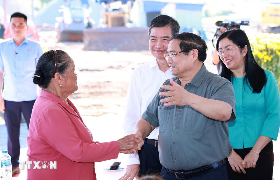 Thủ tướng Phạm Minh Chính thăm, chúc Tết nhân dân Khu Tái định cư xã Tuy An Tây, phía Đông tỉnh Đắk Lắk. (Ảnh: Dương Giang/TTXVN).