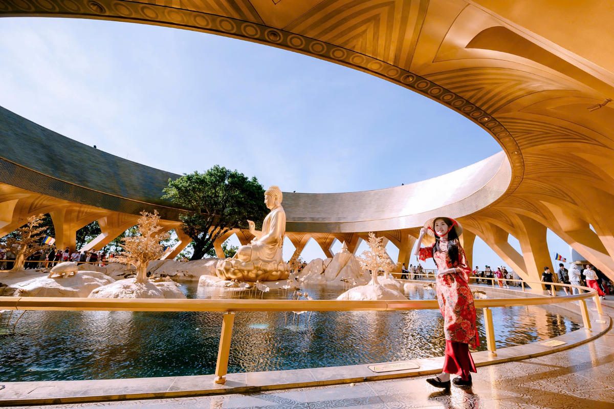 Các Phật tử chiêm bái tôn tượng Đức Phật Câu Na Hàm cầu tài lộc và bình an dịp đầu năm mới. Ảnh: Sun World Ba Den Mountain