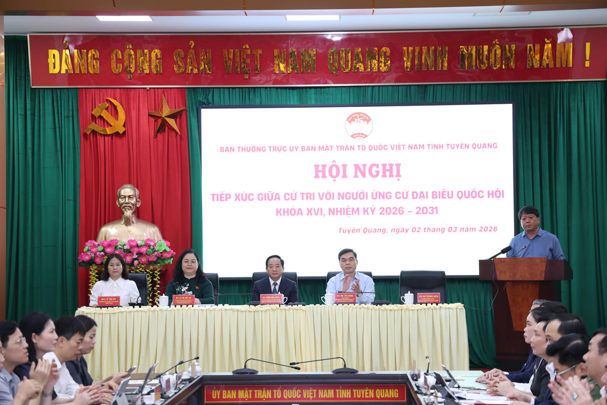 Lãnh đạo Ủy ban MTTQ Việt Nam tỉnh Tuyên Quang giới thiệu, đọc tiểu sử tóm tắt của các ứng cử viên.