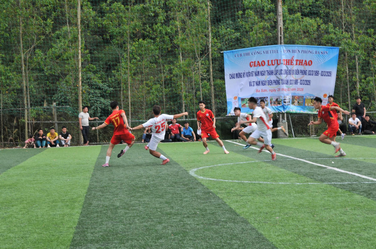 Trận giao hữu bóng đá giữa Đồn Biên phòng Ba Sơn và CLB Thể công Viettel.