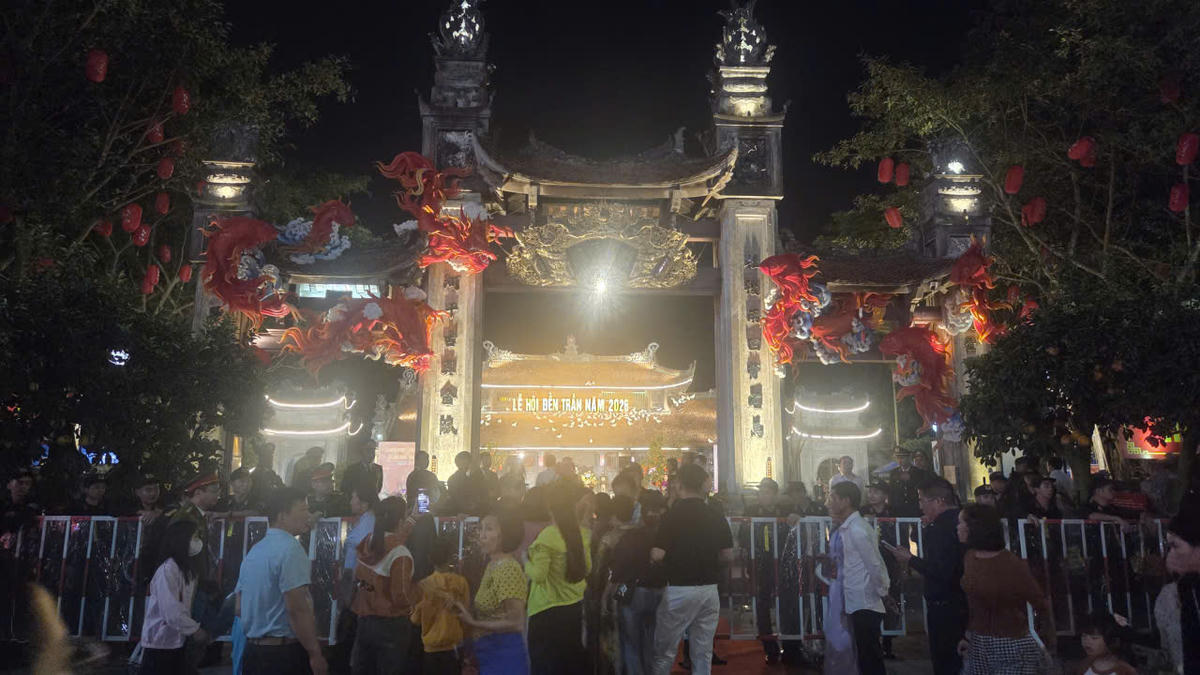 Lễ hội Đền Trần Hưng Yên xuân Bính Ngọ được tổ chức quy mô cấp tỉnh, thu hút rất đông nhân dân và du khách tham dự. Ảnh: Duy Hưng