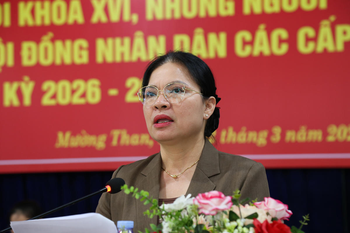  Phó Chủ tịch - Tổng Thư ký Ủy ban Trung ương MTTQ Việt Nam Hà Thị Nga trình bày chương trình hành động tại hội nghị tiếp xúc cử tri.