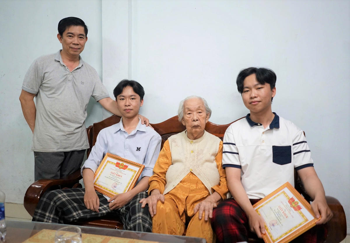 Gia đình hai anh em sinh đôi Trương Thanh Hoàng và Trương Thanh Huy chụp ảnh lưu niệm. Ảnh: CV.