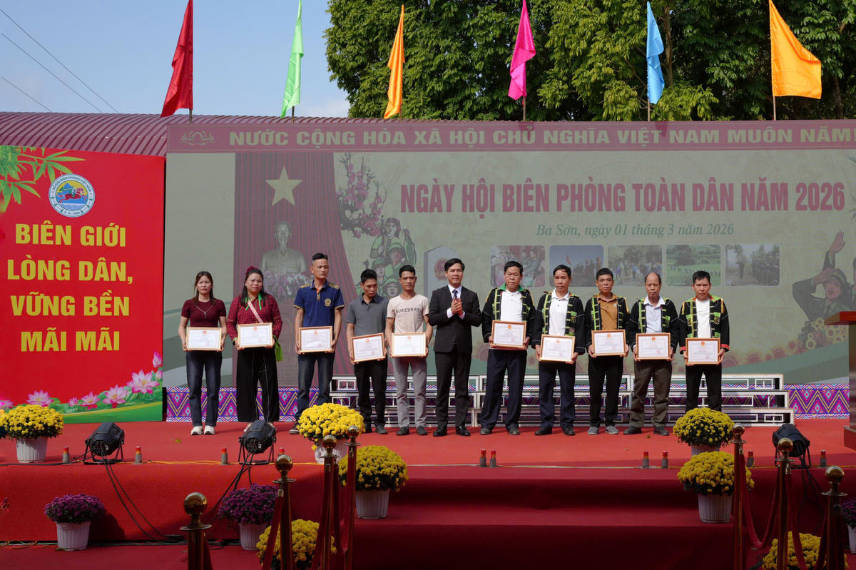 Các tập thể, cá nhân có thành tích xuất sắc trong phong trào Toàn dân tham gia bảo vệ chủ quyền lãnh thổ, an ninh biên giới quốc gia được UBND xã Ba Sơn khen thưởng.