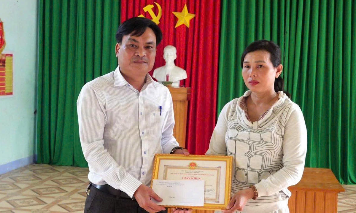 Lãnh đạo xã Đăk Tô khen thưởng cho chị Nguyễn Thị Quế. Ảnh: CV.