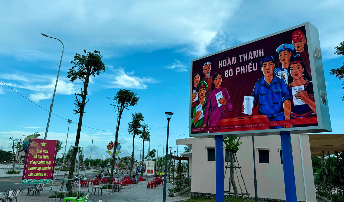 Hướng dẫn quy trình bỏ phiếu bầu cử tại khu vực quảng trường Phan Ngọc Hiển (phường An Xuyên). Ảnh: Nguyên Du