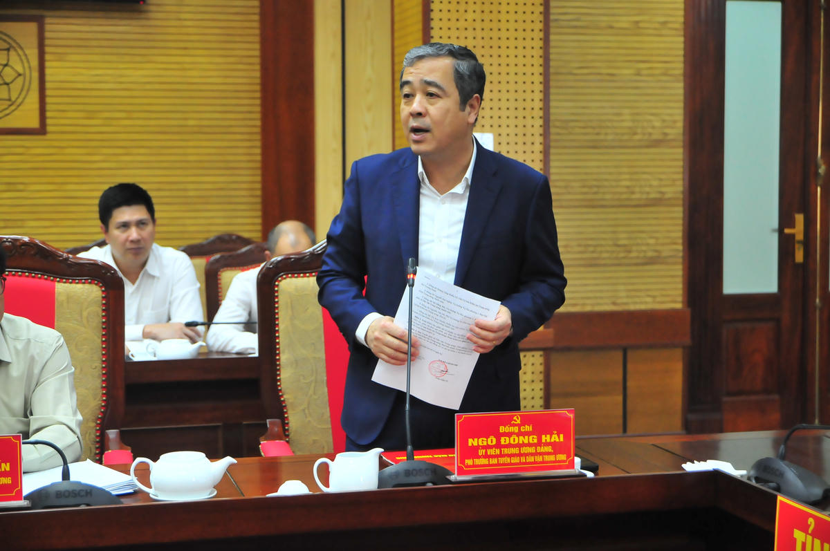 Phó Trưởng ban Tuyên giáo và Dân vận Trung ương Ngô Đông Hải công bố Quyết định của Bộ Chính trị về thành lập Đoàn kiểm tra, giám sát. Ảnh: Xuân Trường.