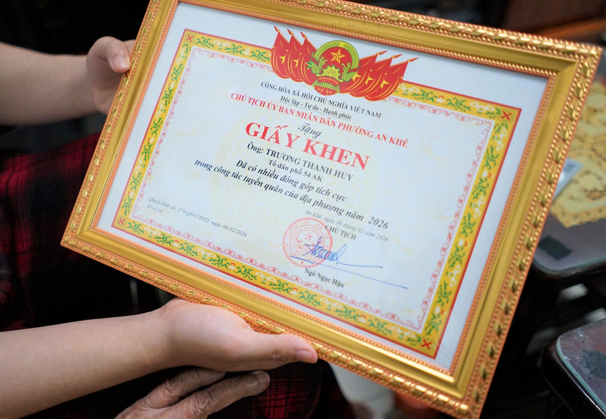 Em Trương Thanh Huy nhận giấy khen của UBND phường An Khê. Ảnh: CV.

