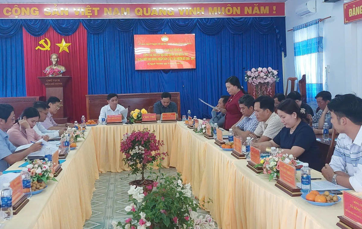 Đoàn công tác Ban Thường trực Ủy ban MTTQ Việt Nam tỉnh Cà Mau giám sát công tác bầu cử của xã Nguyễn Việt Khái, ngày 25/2. Ảnh: Nguyên Du