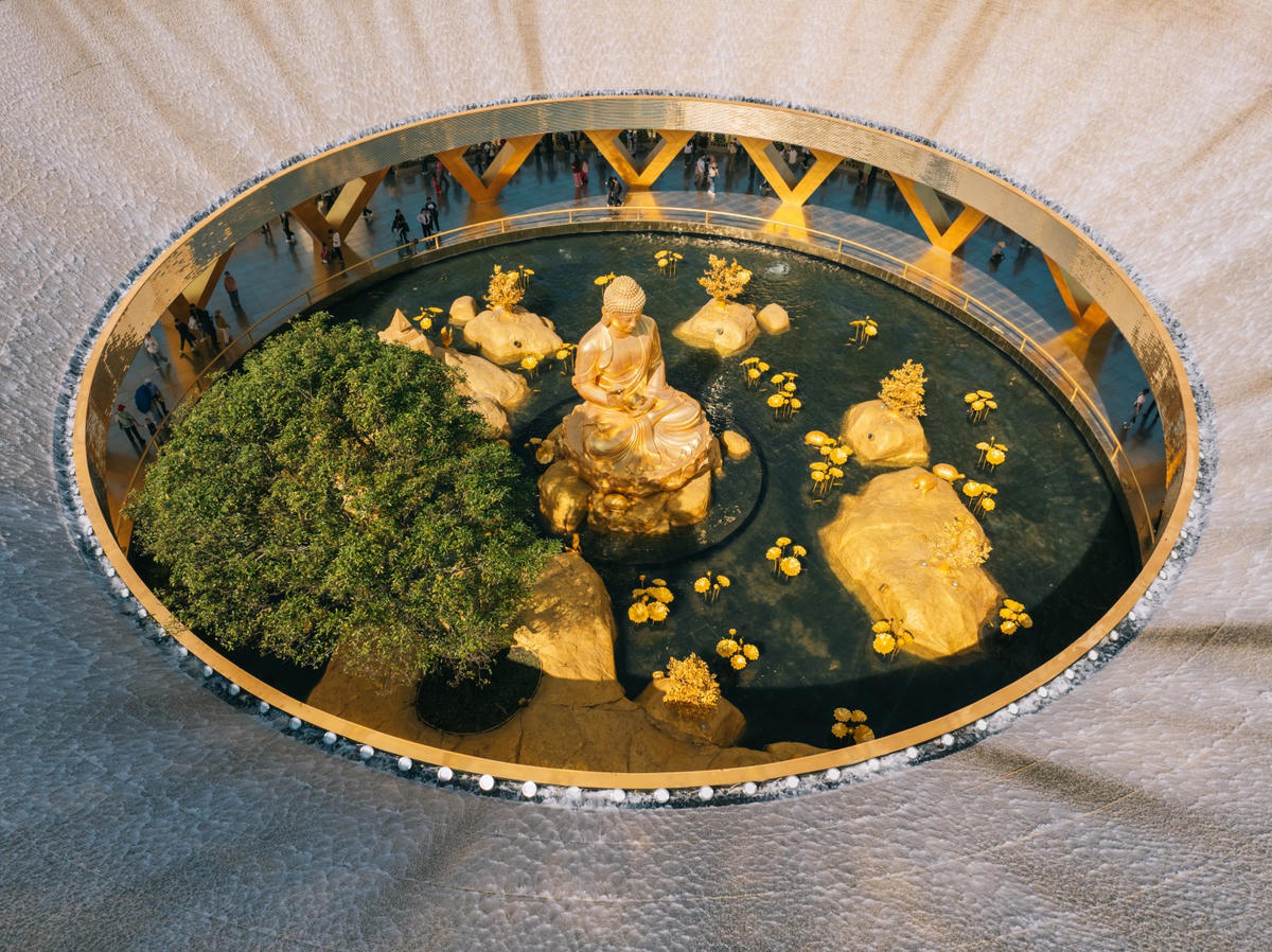 Hàng nghìn du khách ghé thăm Tôn tượng Đức Phật Câu Na Hàm Mâu Ni. Ảnh: Sun World Ba Den Mountain