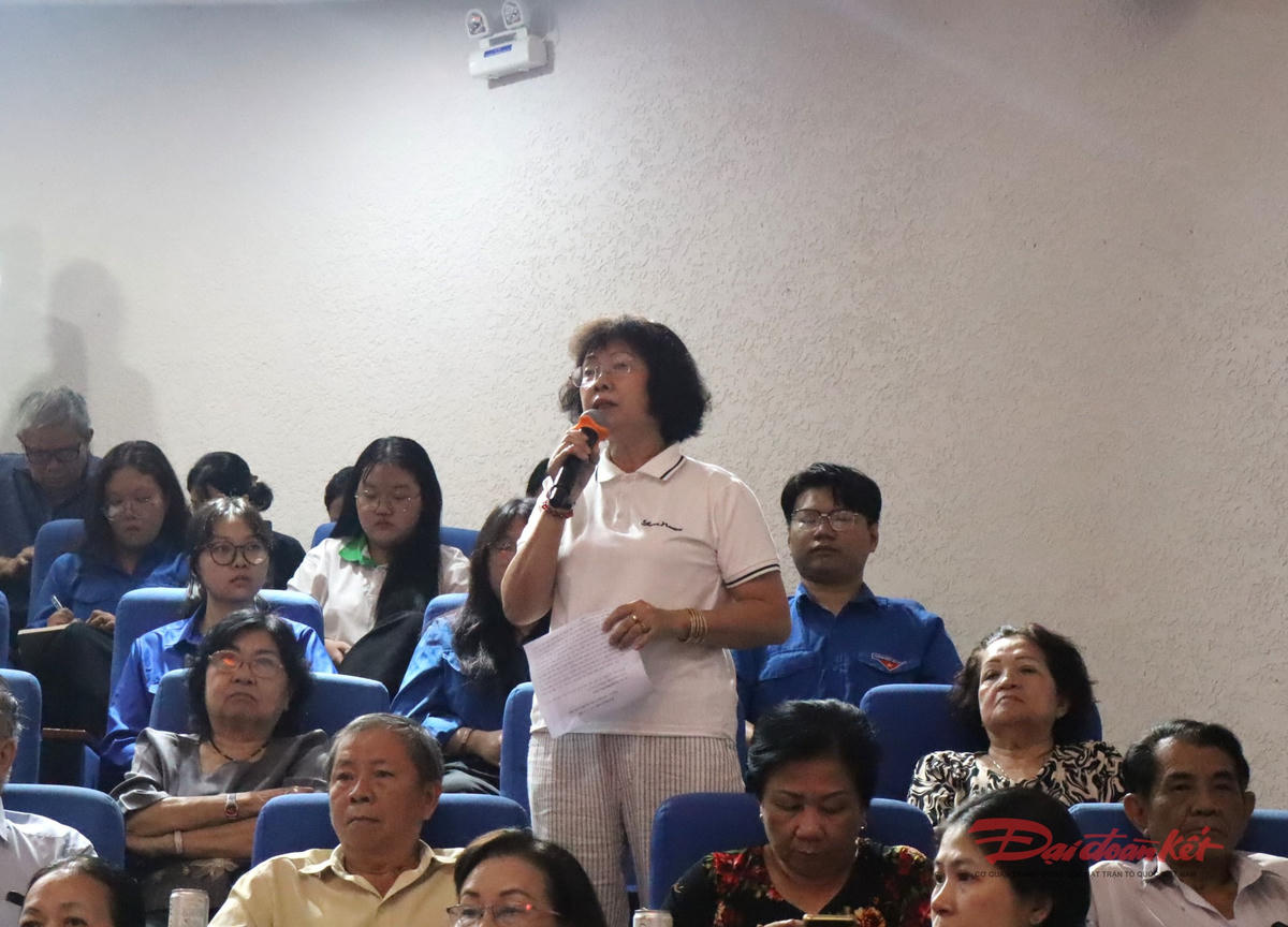 Bí thư Thành ủy TP Hồ Chí Minh Trần Lưu Quang tiếp xúc cử tri trước kỳ bầu cử đại biểu Quốc hội