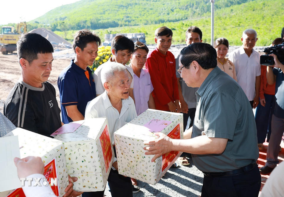 Thủ tướng Phạm Minh Chính tặng quà cho nhân dân Khu Tái định cư xã Tuy An Tây và Tuy An Nam, tỉnh Đắk Lắk. (Ảnh: Dương Giang/TTXVN).
