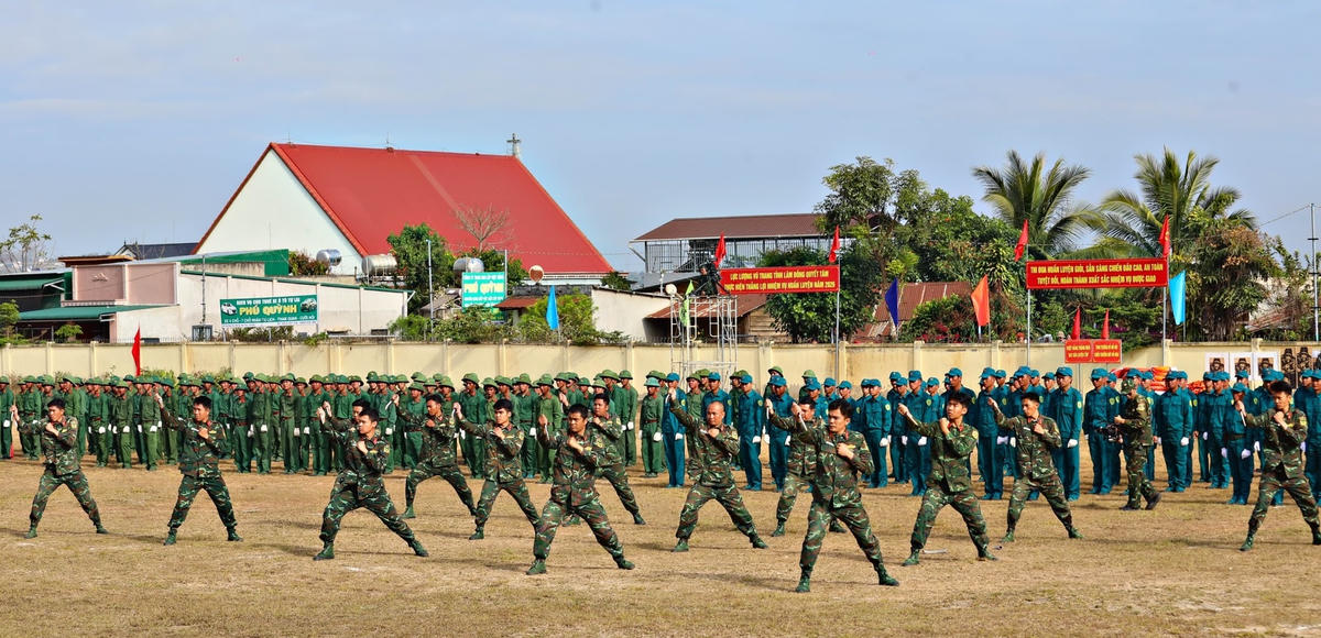 Cán bộ, chiến sĩ diễn tập võ thuật tại Lễ ra quân huấn luyện 2026.  Ảnh CT