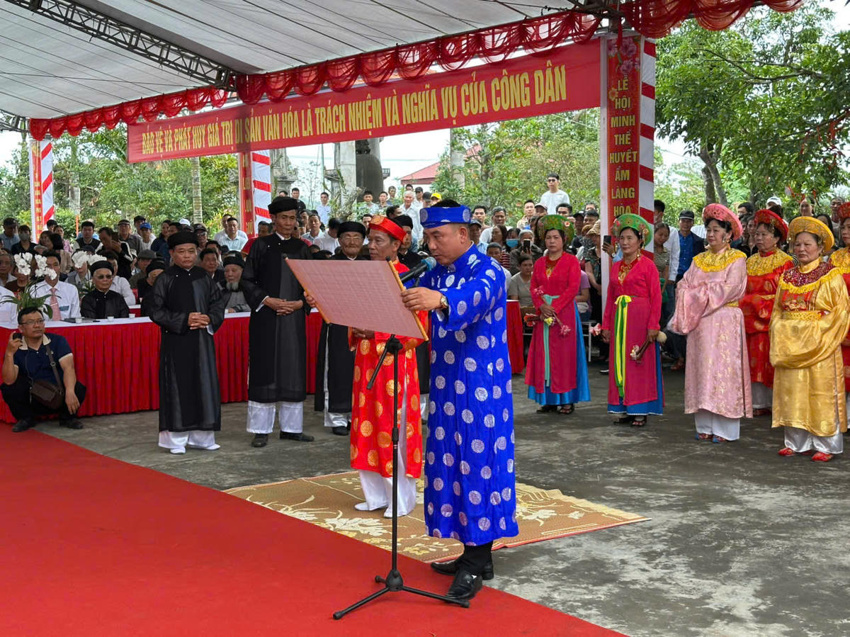 Đại diện tư văn đọc Hịch văn Minh Thề. Ảnh: TP.