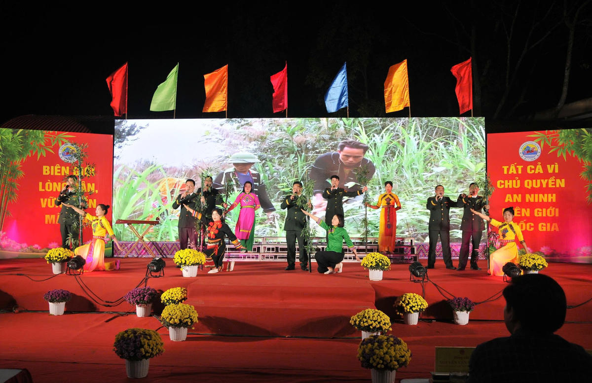 Cán bộ, chiến sĩ Biên phòng giao lưu văn nghệ cùng bà con nhân dân.