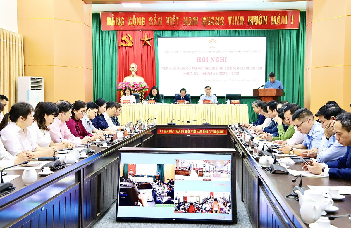 Quang cảnh hội nghị tiếp xúc cử tri.