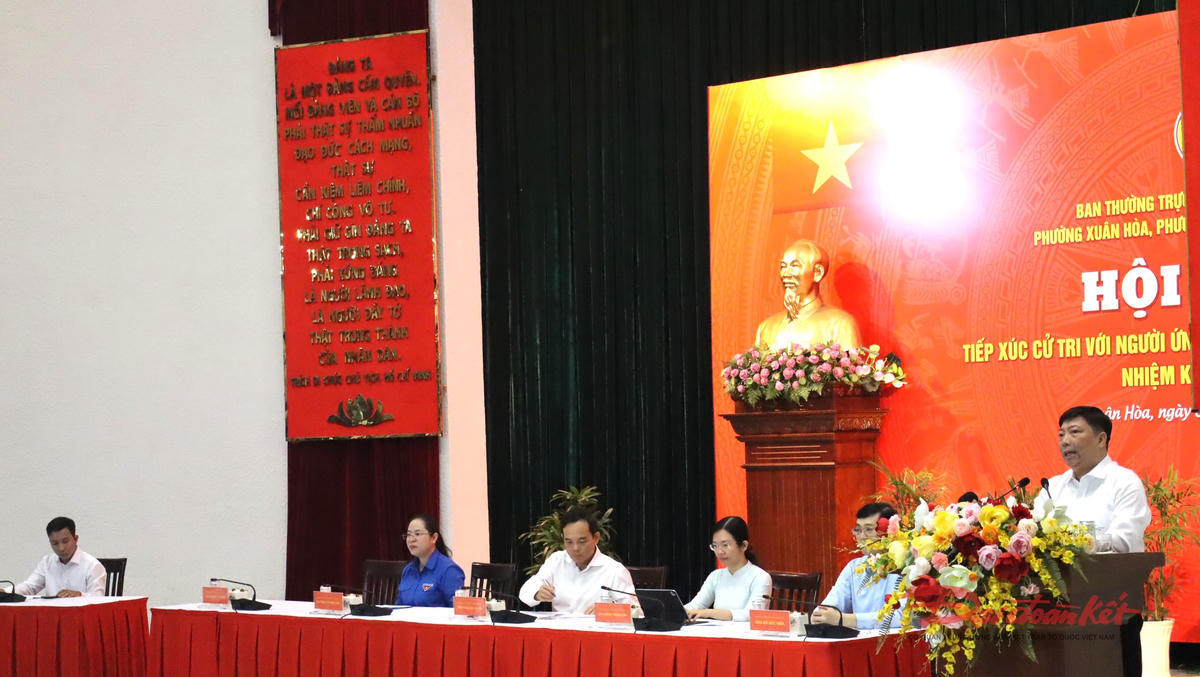 Ông Nguyễn Vũ Trung, Viện trưởng Viện Pasteur thành phố (đang phát biểu) trình bày chương trình hành động trước cử tri. Ảnh: Hồng Phúc.