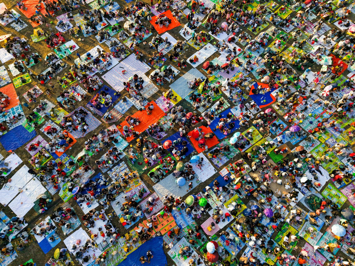 Khung cảnh đông đúc của dòng người hành hương trải nghiệm “ngủ núi”.  Ảnh: Sun World Ba Den Mountain