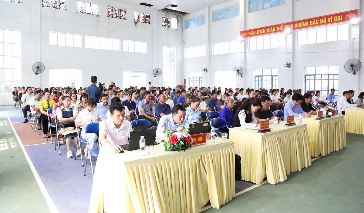 Đông đảo đại biểu và cử tri dự hội nghị.