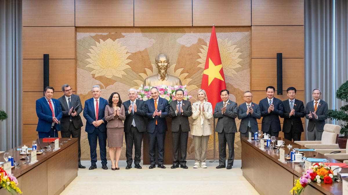 Chủ tịch Quốc hội Trần Thanh Mẫn và Phó Chủ tịch thứ nhất Quốc hội Hy Lạp Ioannis Plakiotakis cùng các đại biểu chụp ảnh lưu niệm. Ảnh: Phạm Thắng