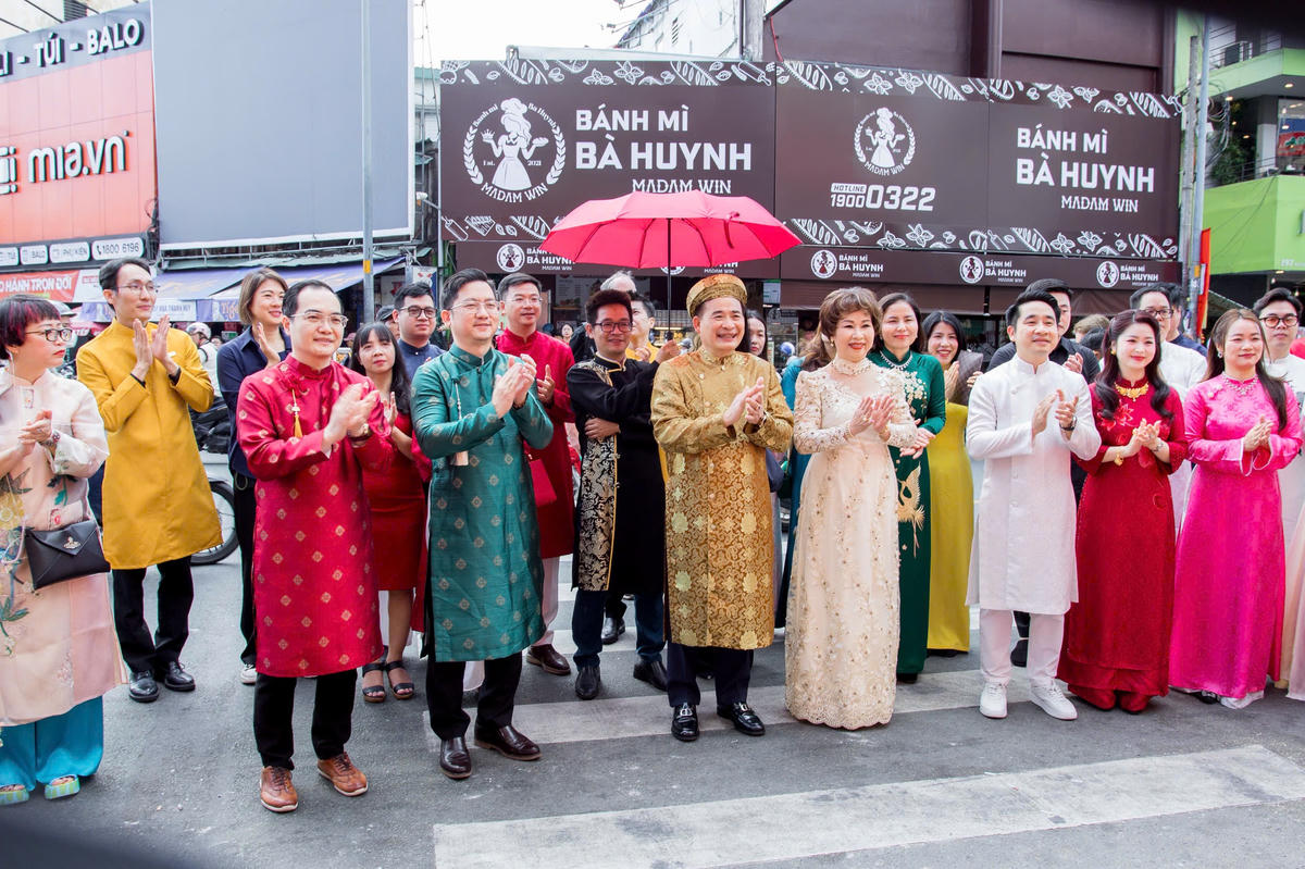 Đại diện Bảo Tín Mạnh Hải rạng rỡ trong ngày khai trương