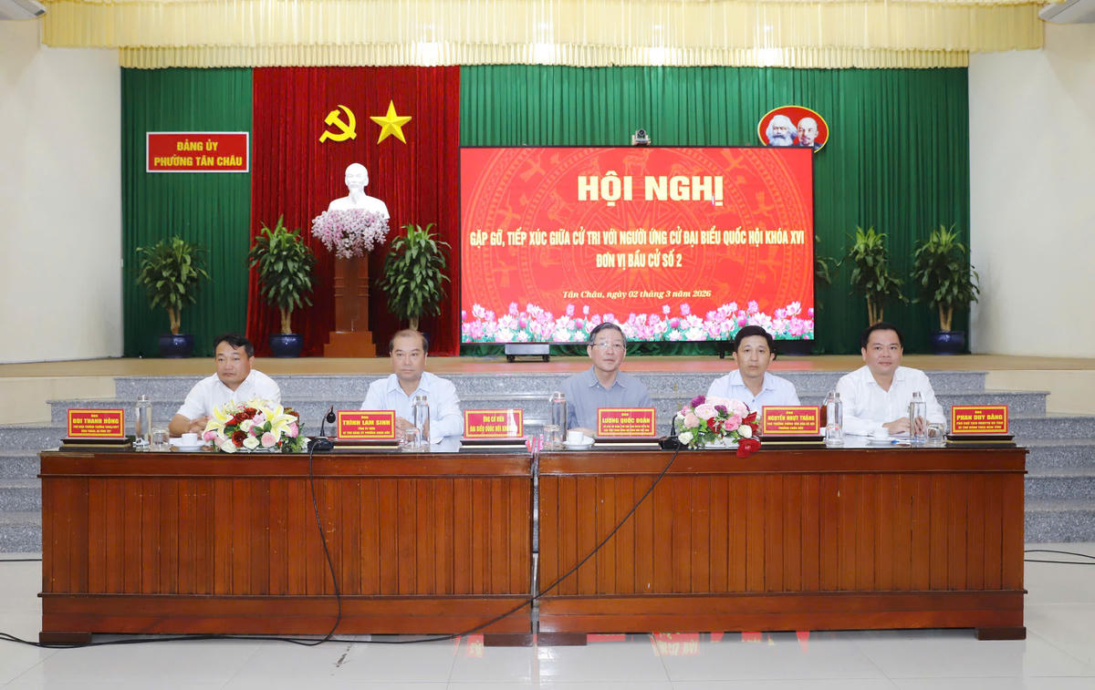 Ông Lương Quốc Đoàn cùng các ứng cử viên ĐBQH khóa XVI, đơn vị bầu cử số 2, tỉnh An Giang gặp gỡ, tiếp xúc cử tri tại phường Tân Châu. (ảnh: P.H)