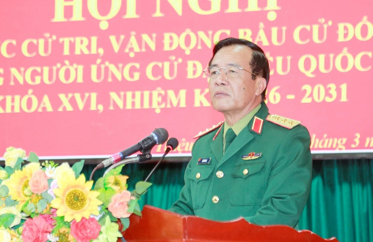 Thượng tướng Lê Đức Thái trình bày chương trình hành động trước cử tri. Ảnh: Lê Hợi