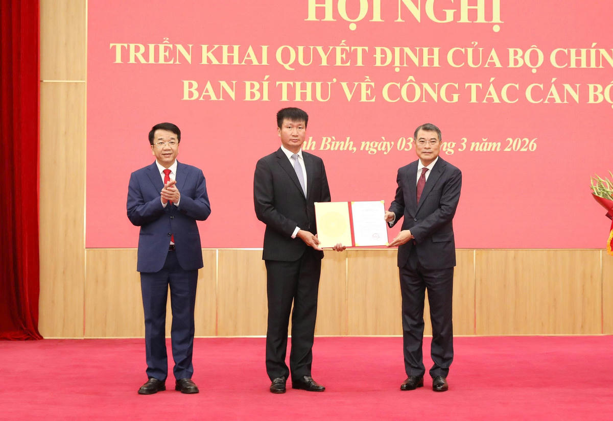 Trưởng Ban Tổ chức Trung ương Lê Minh Hưng trao quyết định về việc chuẩn y ông Trần Huy Tuấn giữ chức Bí thư Tỉnh ủy Ninh Bình. Ảnh: Đức Phương.