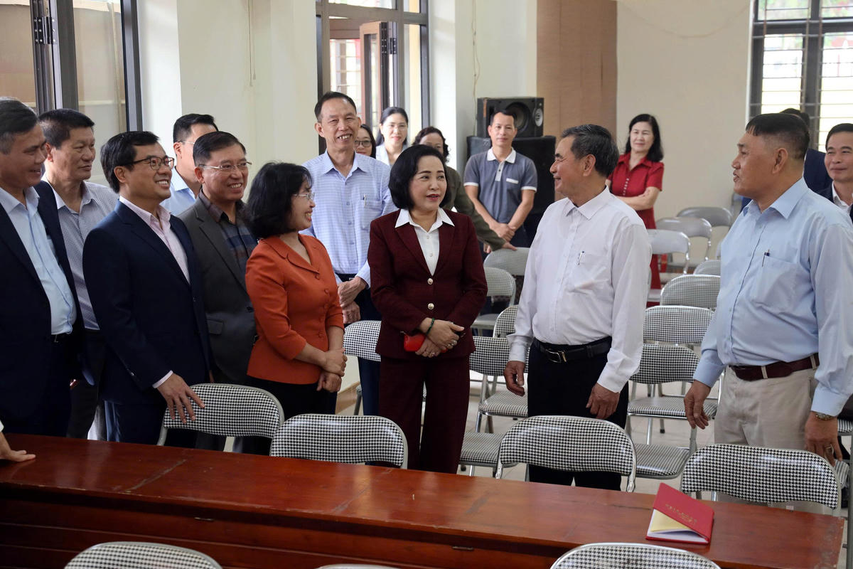 Đoàn công tác trao đổi với cử tri về công tác bầu cử tại khu vực bỏ phiếu số 14, khu phố Hùng Thắng 1 (phường Bãi Cháy).